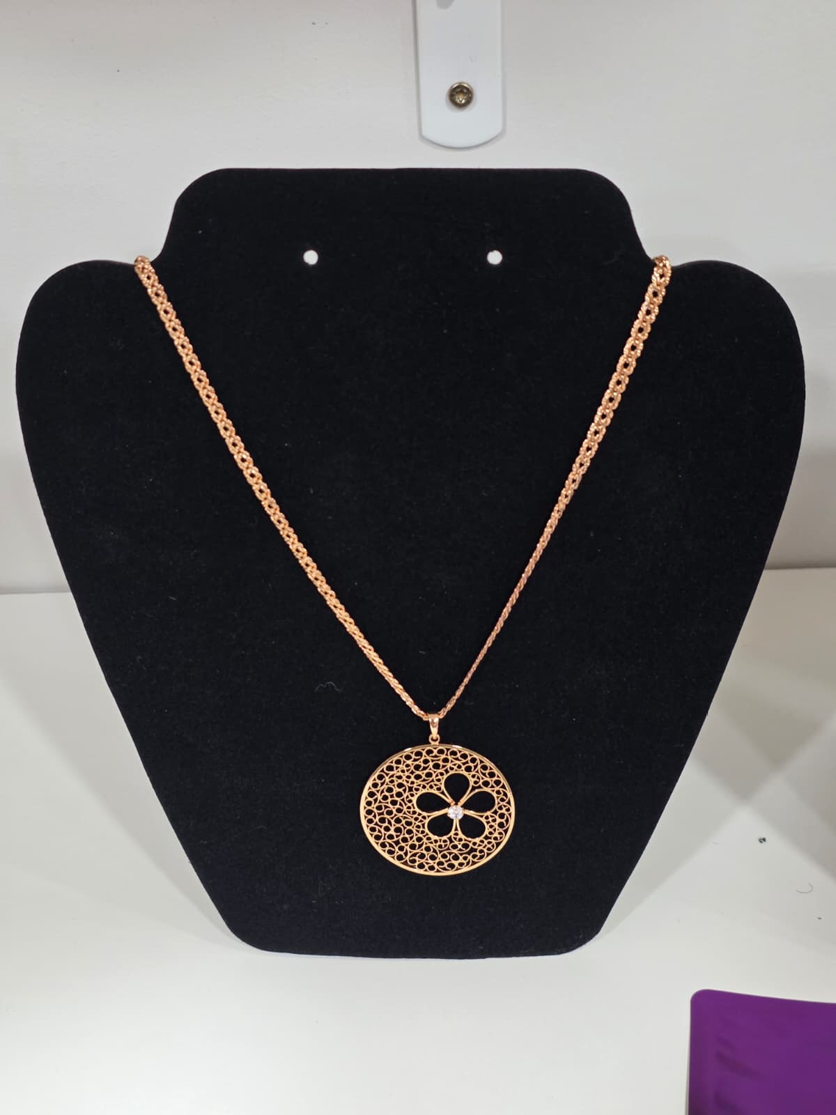 Gold flower medallion necklace ME0025